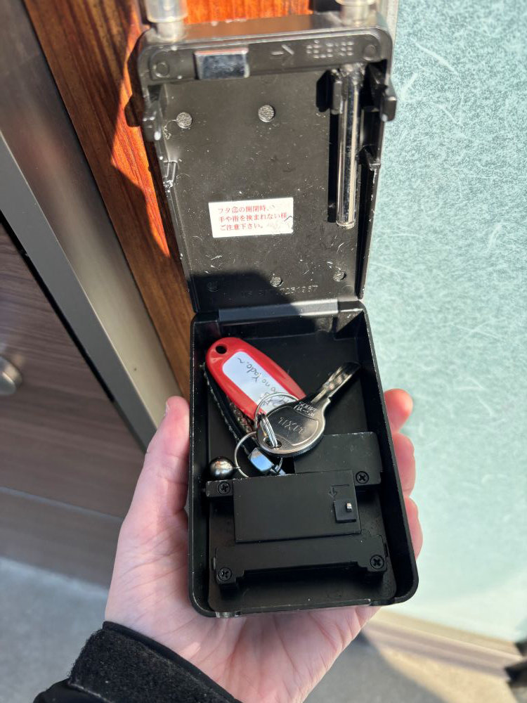 フタを手前に開けて鍵を取り出す