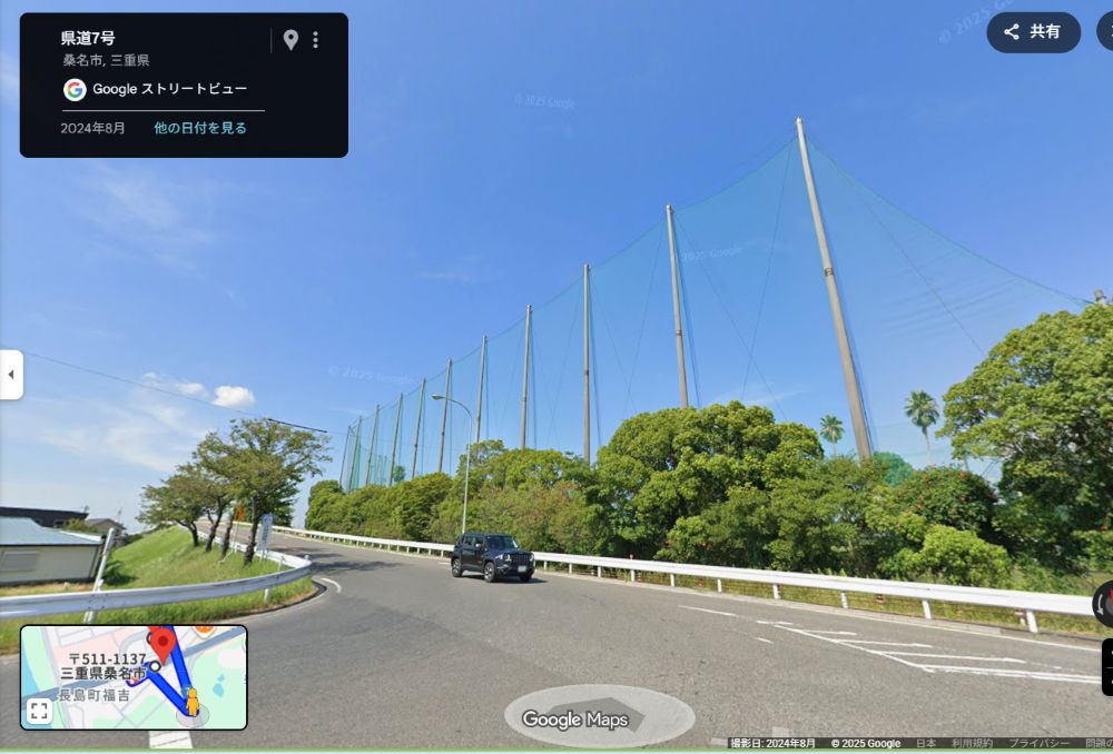 ゴルフ練習場のネット沿いのカーブを進む
